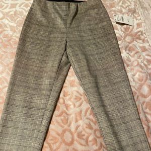 Zara plaid leggings with a flattering fit!